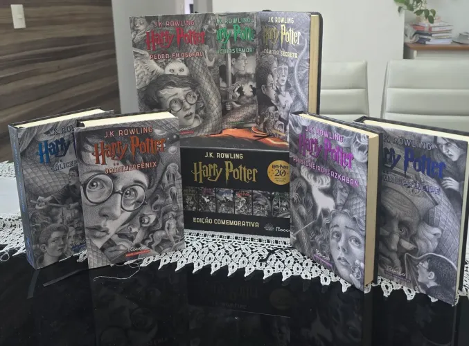 Harry Potter, edição comemorativa 7 livros.