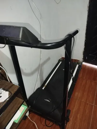 Vende se esteira semi nova 3 mês de uso troco por TV de 42 ou vendo por 600 
