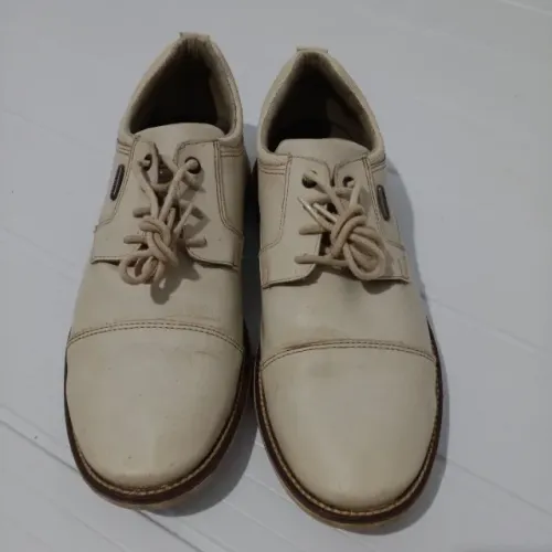Sapato de couro masculino bege social usado tamanho 41