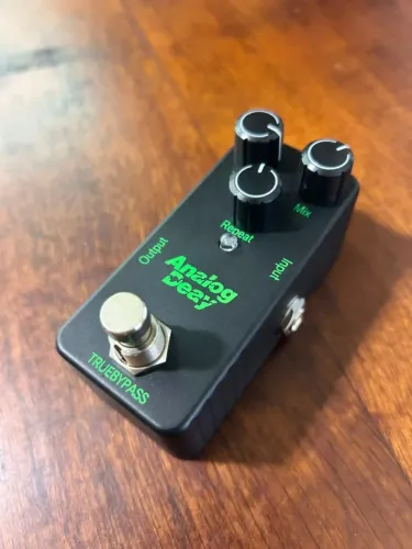 Pedal Analog Delay Mini Compacto