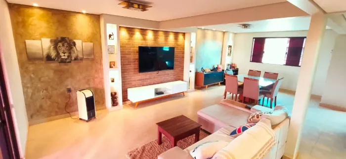 SOBRADO COM FINO ACABAMENTO MAIS 2 CASAS