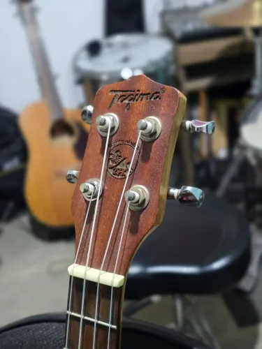 Ukelele Tagima 27K com Cordas Áquila