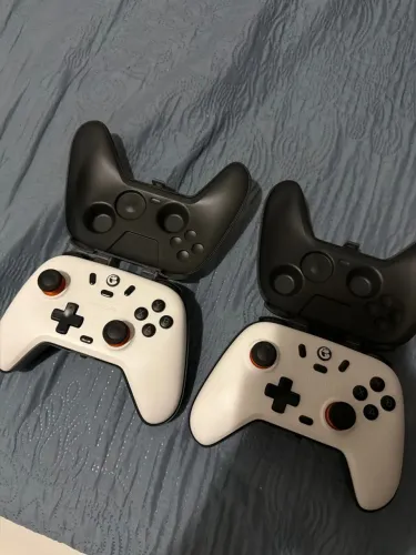 Dois controles gamesir t4