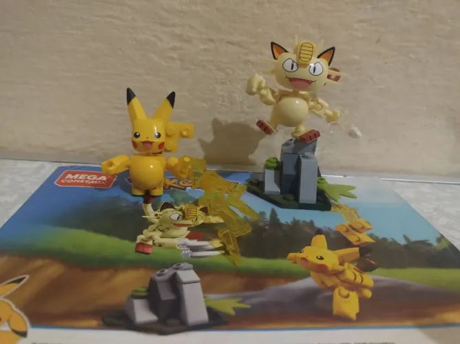Pokemon mega construx pikachu vs meowth tipo lego