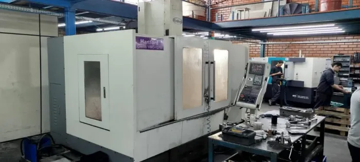 CENTRO DE USINAGEM VERTICAL HARTFORD - 1270 mm com guia linear