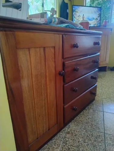 Vende-se uma cômoda