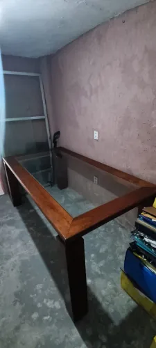 Mesa de madeira com tampo de vidro