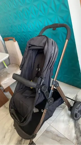 Carrinho de bebê + bebê conforto