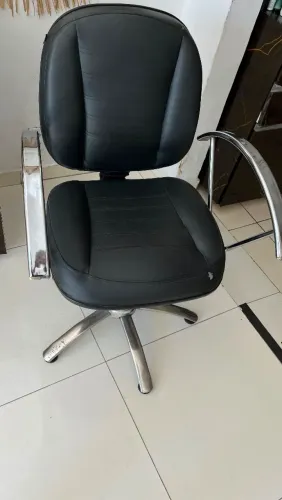 Cadeira de salão em perfeito estado