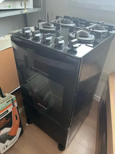 Fogão Brastemp 4 Bocas Preto com Mesa de Vidro e Grades Duplas de Ferro Fundido
