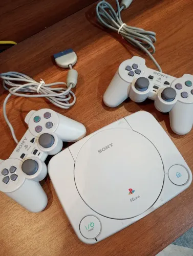 PlayStation 1 one baby estado de novo sem nenhuma avaria ou aranhões.
