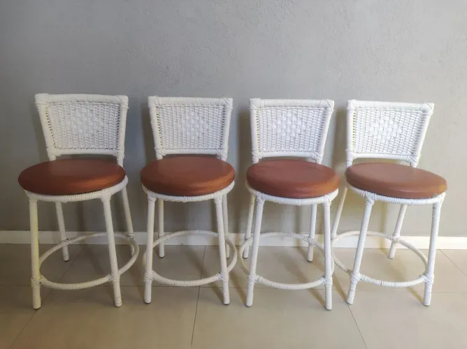Banquetas em rattan. Jogo com 4 unidades