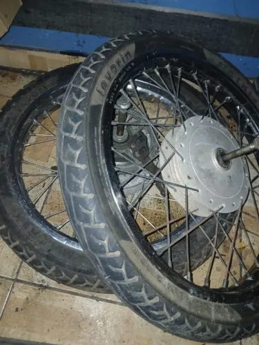 Vendo roda dianteira e traseira completa Original da Honda