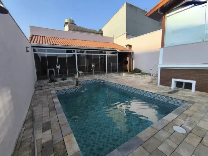 Casa Térrea com 3 dormitórios, sendo 1 suíte, 4 vagas e piscina em Jardim São Judas Tadeu 
