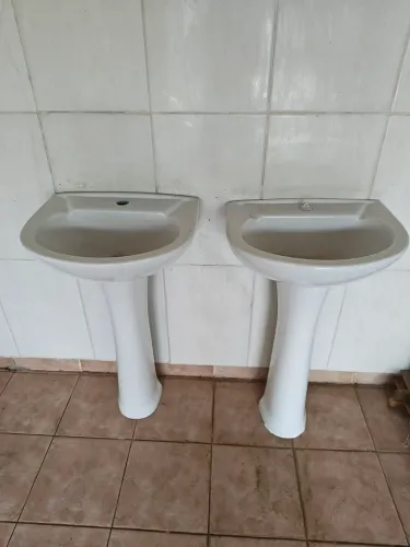 Pias de banheiro nunca usadas