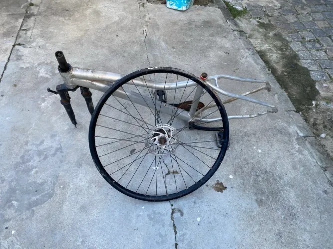 Quadro de bicicleta de alumínio com garfo e uma roda 350 reais pra vender rapidinho