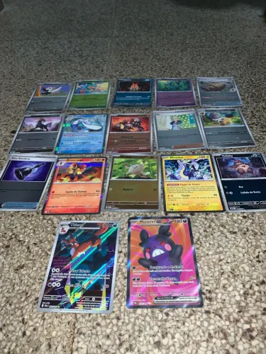 Cartas Pokémon brilhante com duas Full Art rara