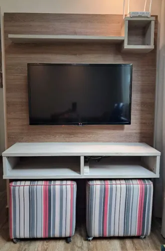 Home/Painel para TV + 2 Puffs com rodinhas