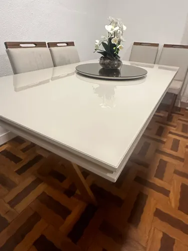 Mesa c/ tampo de vidro, com 4 cadeiras + 2 poltronas de canto