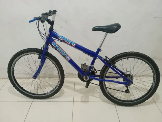 Bicicleta aro 24 com 6 marchas e 3 catracas em bom estado 