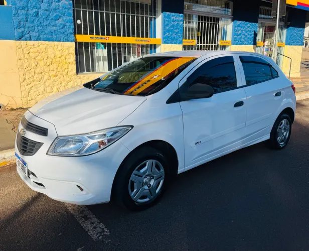 Chevrolet Onix Hatch LS 1.0 8V Flex Power Mec. 4P 2015