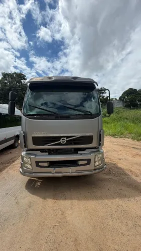 CAMINHÃO VOLVO VM330 6X2R com sistema Rollon roloff