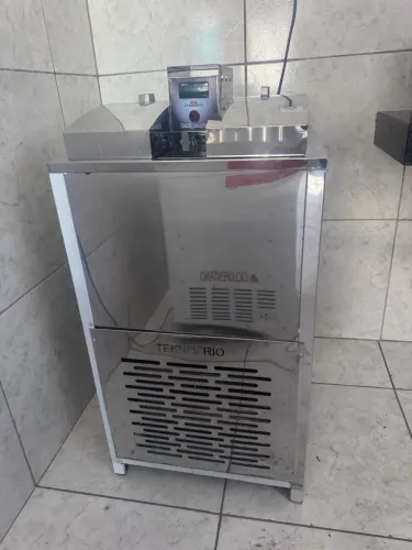 MÁQUINA DE PICOLÉ E GELO M2 