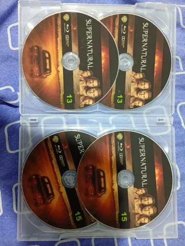 BLU-RAYS SOBRENATURAL A 13 EA 15 TEMPORADAS (AUTORADAS COM 4 DISCOS E SEM O ENCARTE)