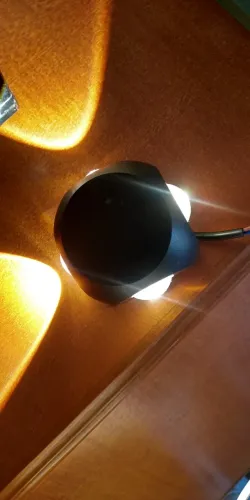 Arandela com quatro LED para decoração de ambiente.