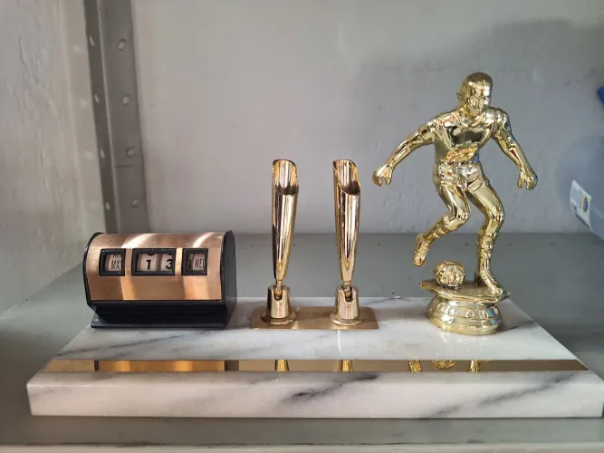 Troféu de artilheiro, base de mármore e Calendário Perpétuo.
