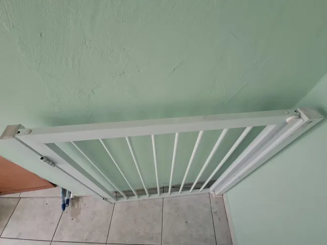 Portão de alumínio branco