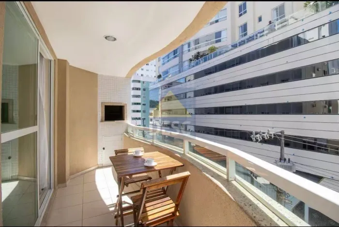 Apartamento mobiliado com 3 dormitórios no Ed. Quatro Ilhas em Balneário Camboriú