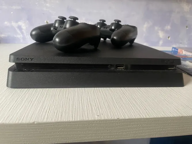 PS4 Slim 500Gb + 2 controles + Jogos