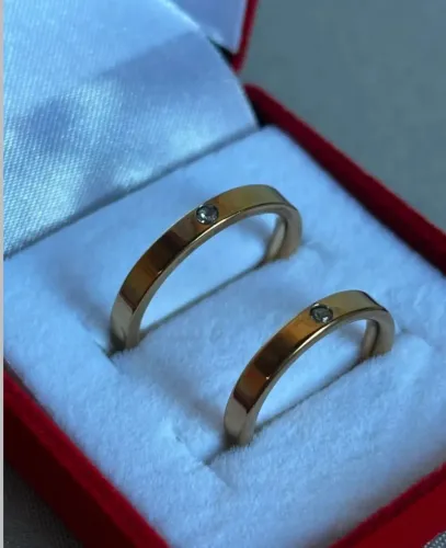 Par de Alianças Anatômica Reta Com Pedrinha; Namoro Casamento