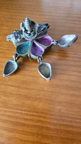 Porta maquiagem indiano antigo em bronze, detalhes em ganesha