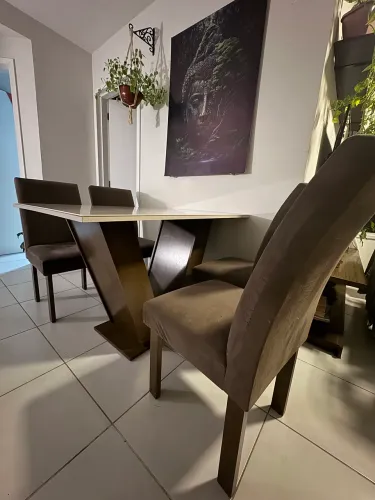 Mesa de Jantar com 4 Cadeiras - Tampo de Vidro e Base Moderna