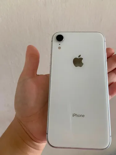 iPhone XR semi-novo Bateria 80% único dono.