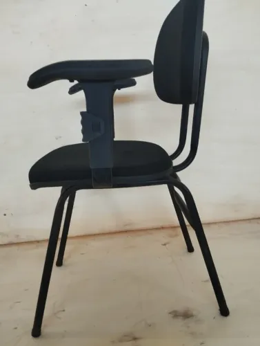 Cadeira acolchoada para escritório fixa com braços (Lote com 40)
