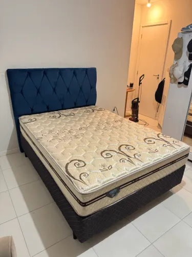 COLCHÃO DE CASAL COM CABECEIRA DE VELUDO