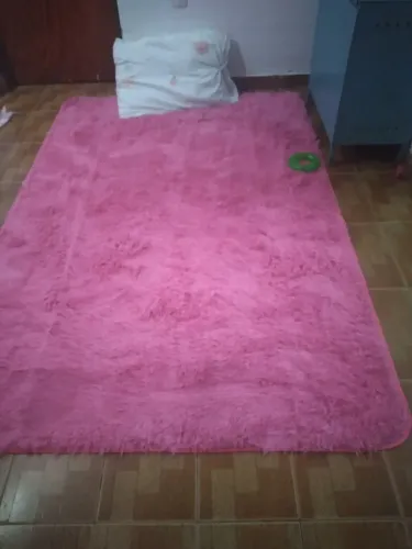 Vendo um tapete peludo novo