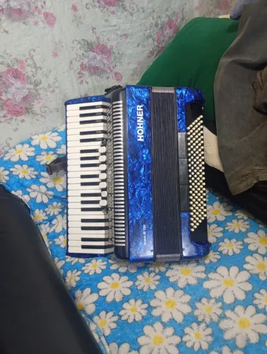 Vendo Acordeon 120 baixos marca hohner 6.000 semi nova funcionando perfeitamente