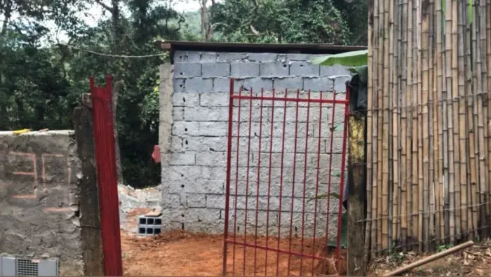 Lote com cômodo já levantado e telhado