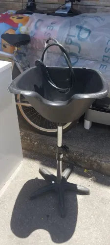 Vende-se Lavatório de Cabelo, item para Salão de beleza. Valor 150,00.
