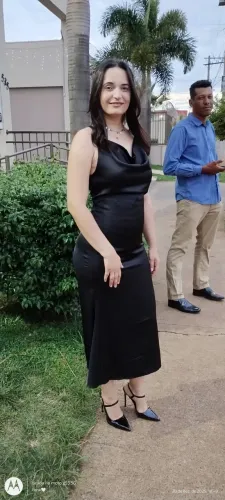 Vestido preto de cetim.