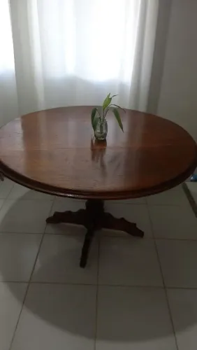 Vende-se mesa de cozinha redonda de madeira medida 1.20mtx1.20mtira