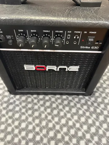 Amplificador Cubo Para Guitarra Borne Strike G30 Preto 15W Bivolt Automático