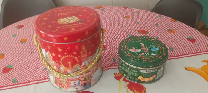 Latas de biscoito lindas novas