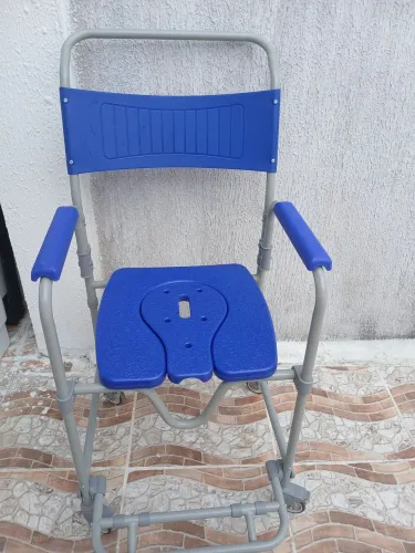 Vendo uma cadeira de roda de banho nova.