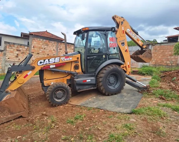 RETROESCAVADEIRA CASE580N 4x4 2018