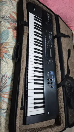 Teclado sintetizador Roland Juno D em perfeito estado + case